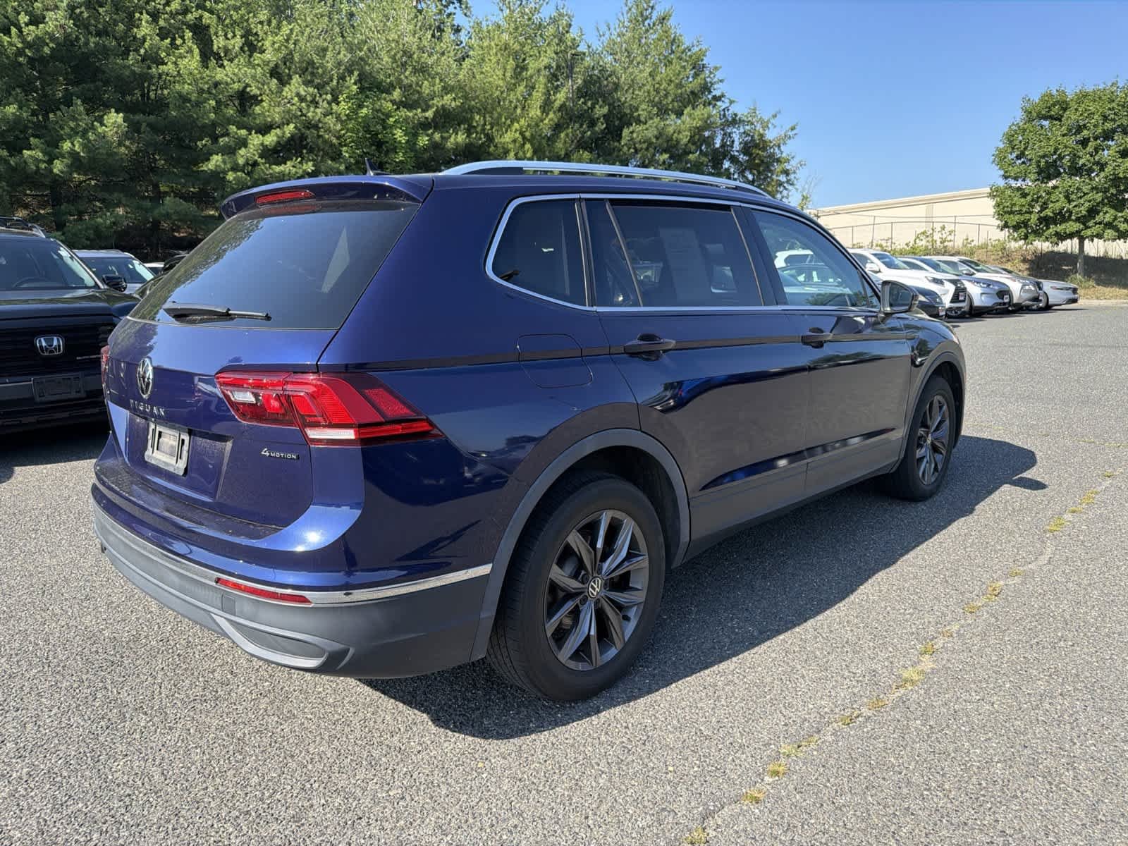 Used 2022 Atlantic Blue Metallic Volkswagen SE image 5