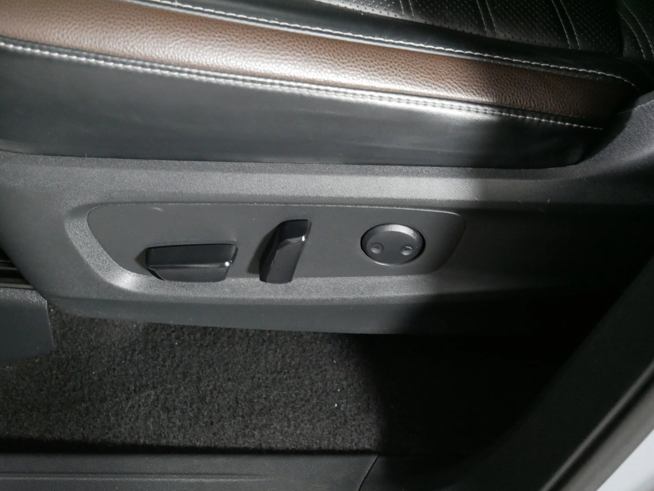 Used 2024 Solid Gray/Super Black Nissan Platinum image 20