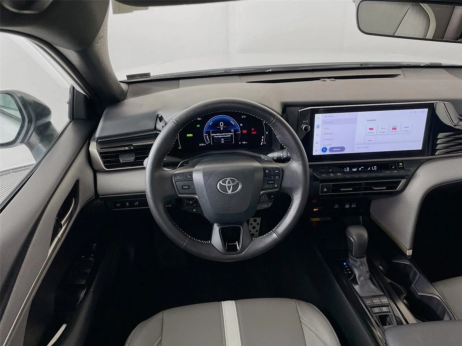 Used 2025 Ice Cap Toyota SE image 25