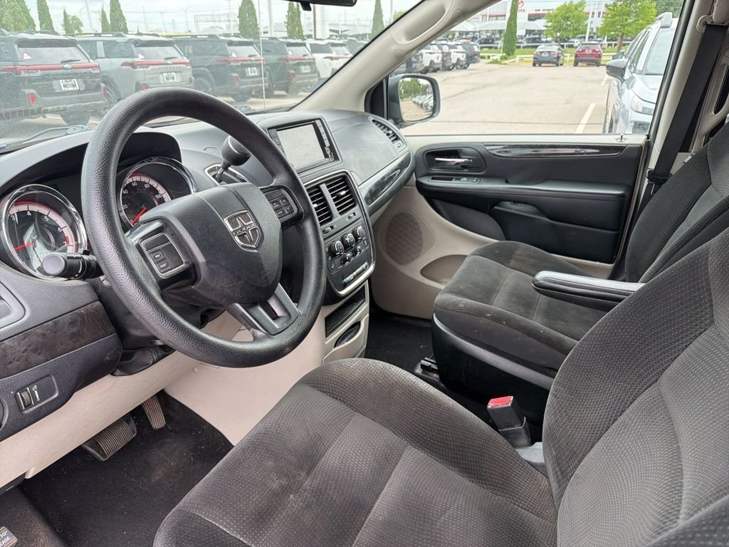 Used 2018 Gray Dodge SE image 4