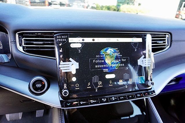 New 2026 Bright White Clear-Coat Exterior Paint Jeep Limited Altitude image 33