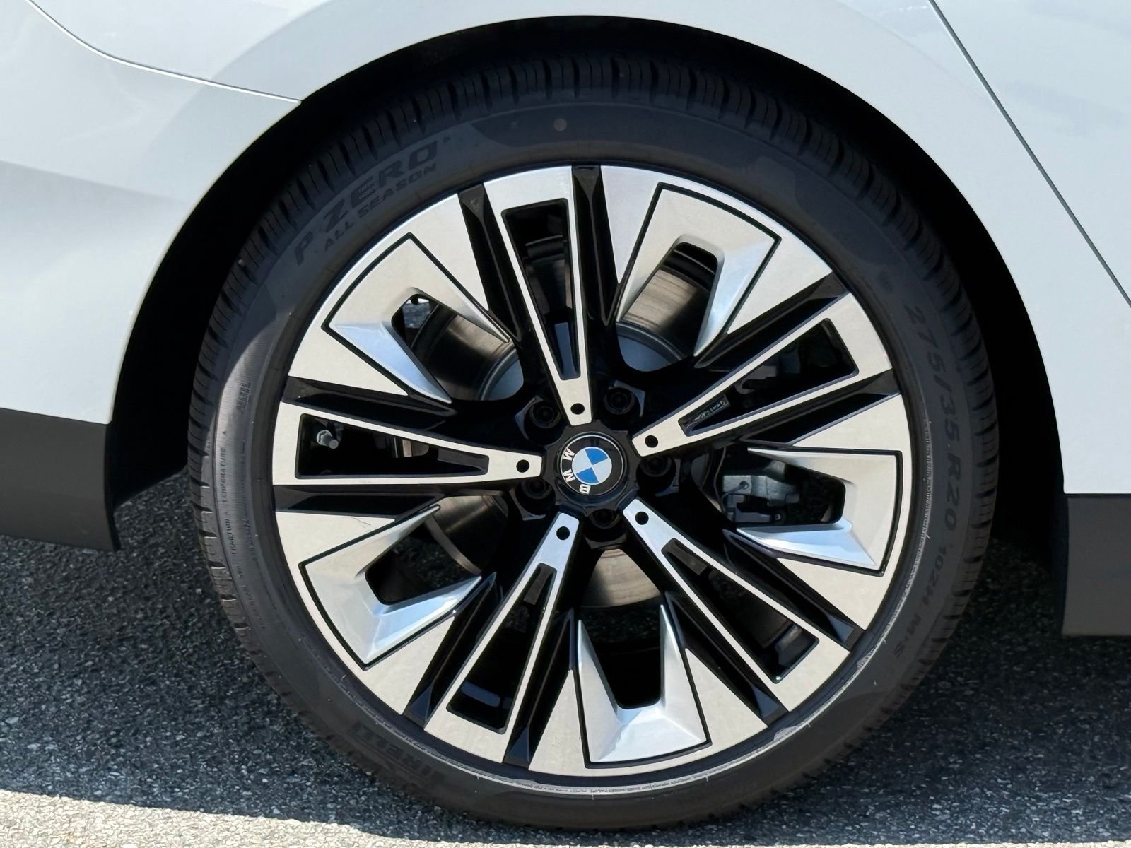 New 2027 Mineral White Metallic BMW 530i xDrive image 18