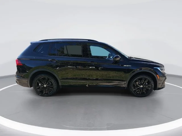 Used 2022 Black Volkswagen 2.0T SE R-Line Black image 2