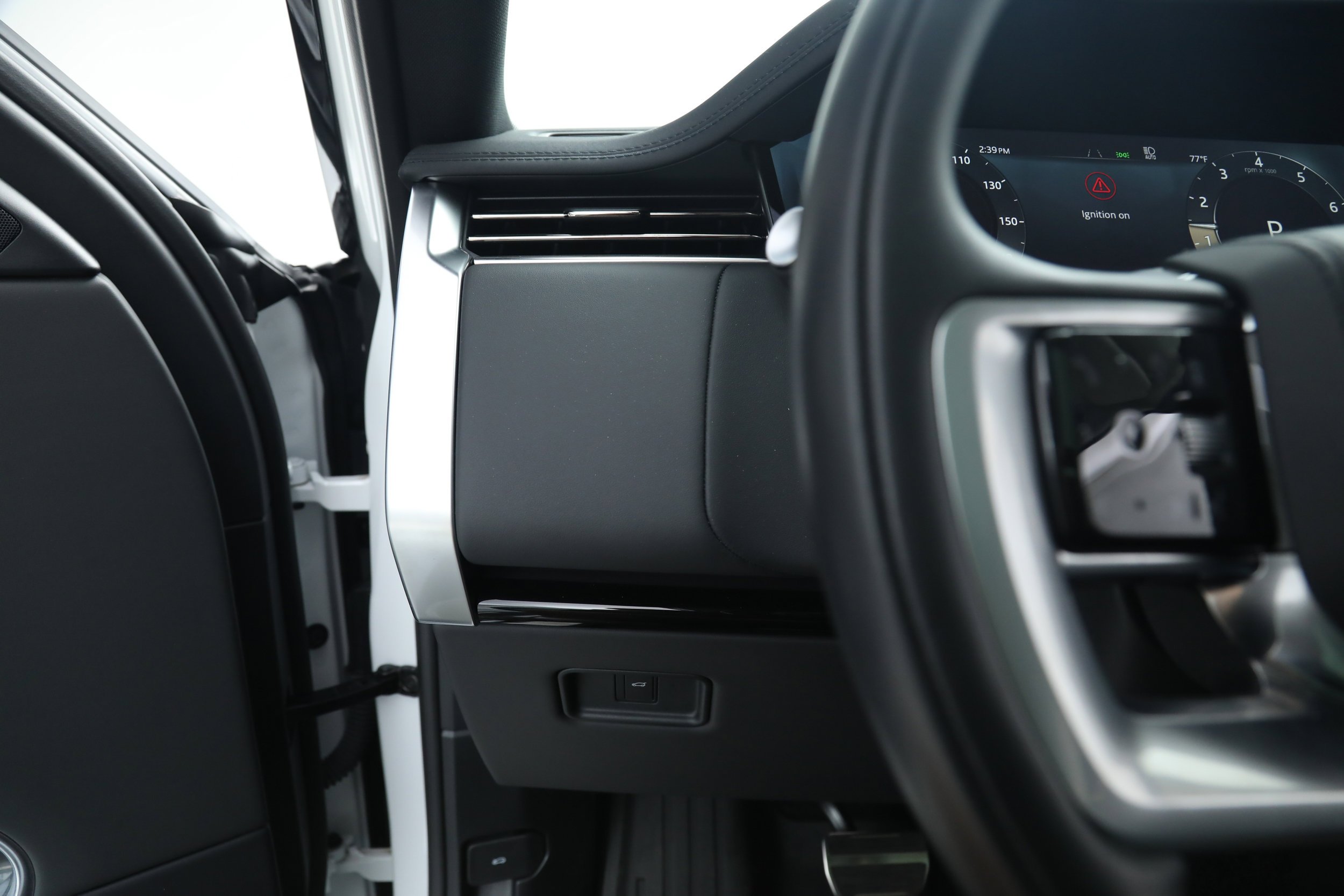 Used 2024 White Land Rover SE image 25