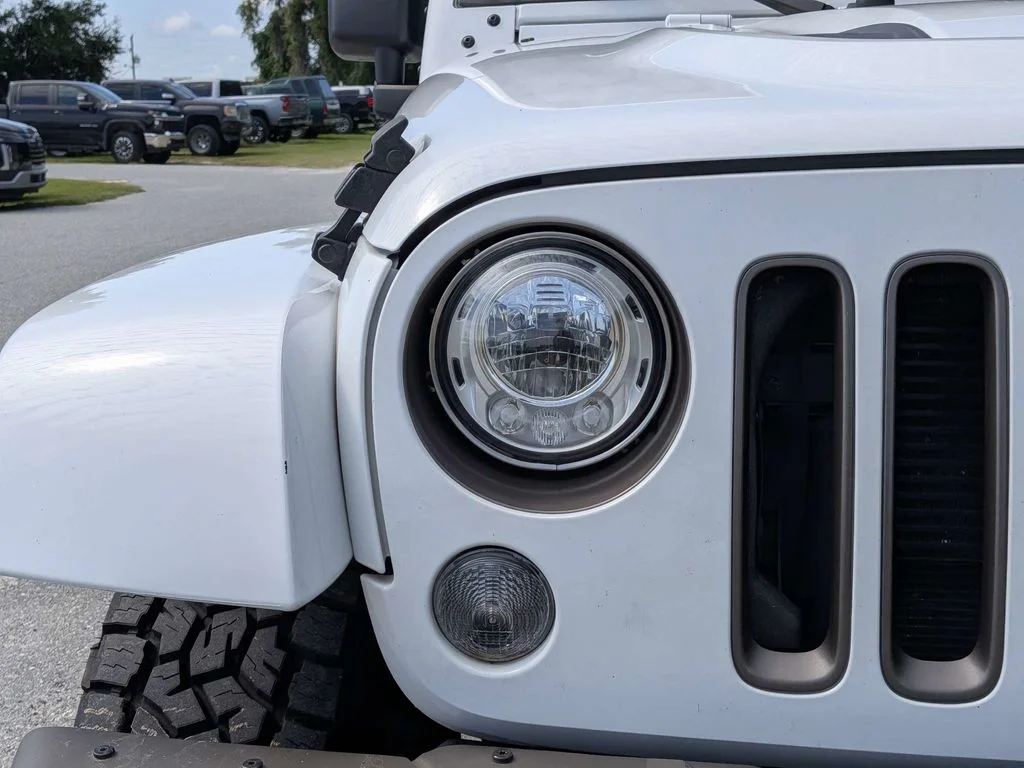 Used 2017 White Jeep Unlimited Sahara image 9