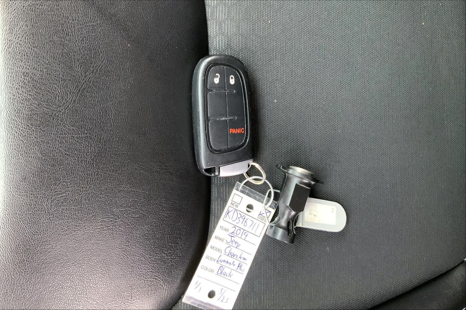 Used 2019 Diamond Black Crystal Pearlcoat Jeep Latitude Plus image 15
