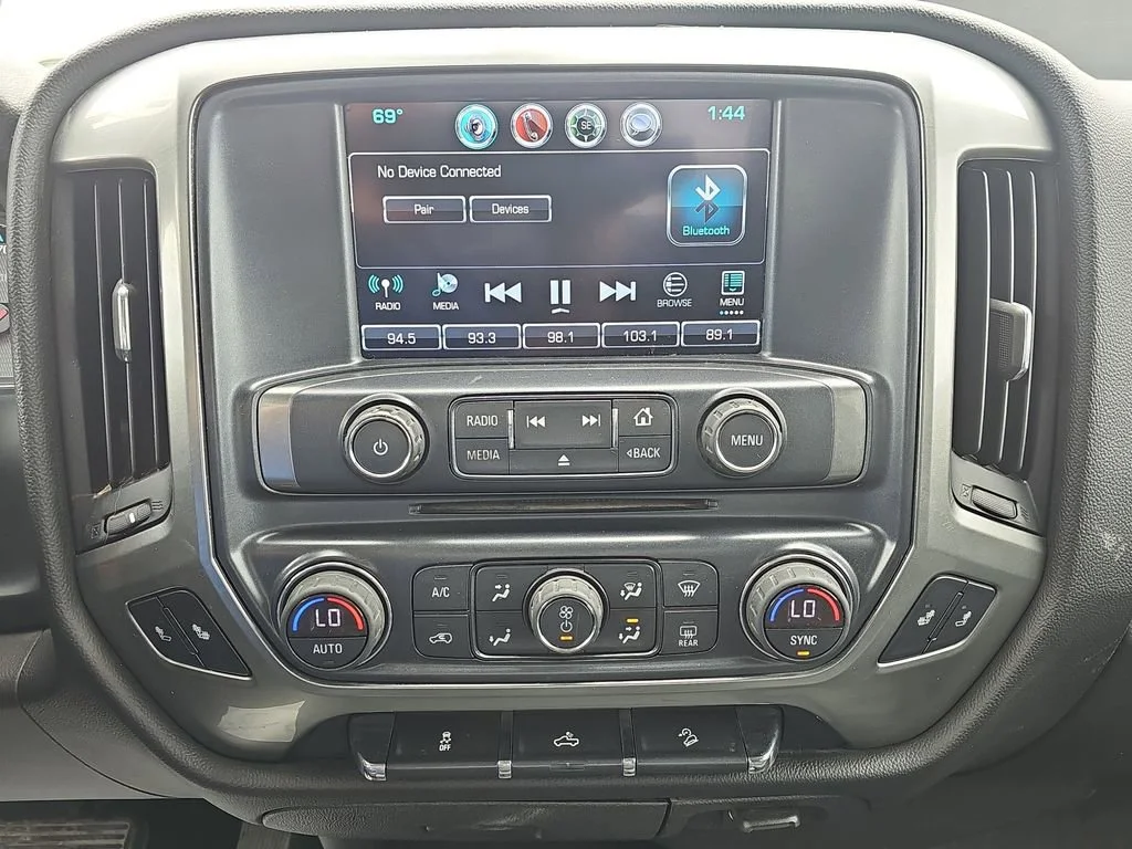 Used 2018 SILVER ICE METALLIC Chevrolet LT image 23