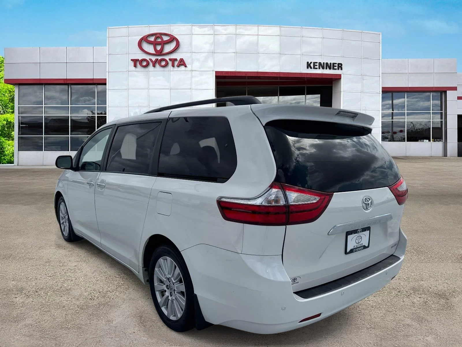 Used 2017 Blizzard Pearl Toyota Limited 7-Passenger image 4