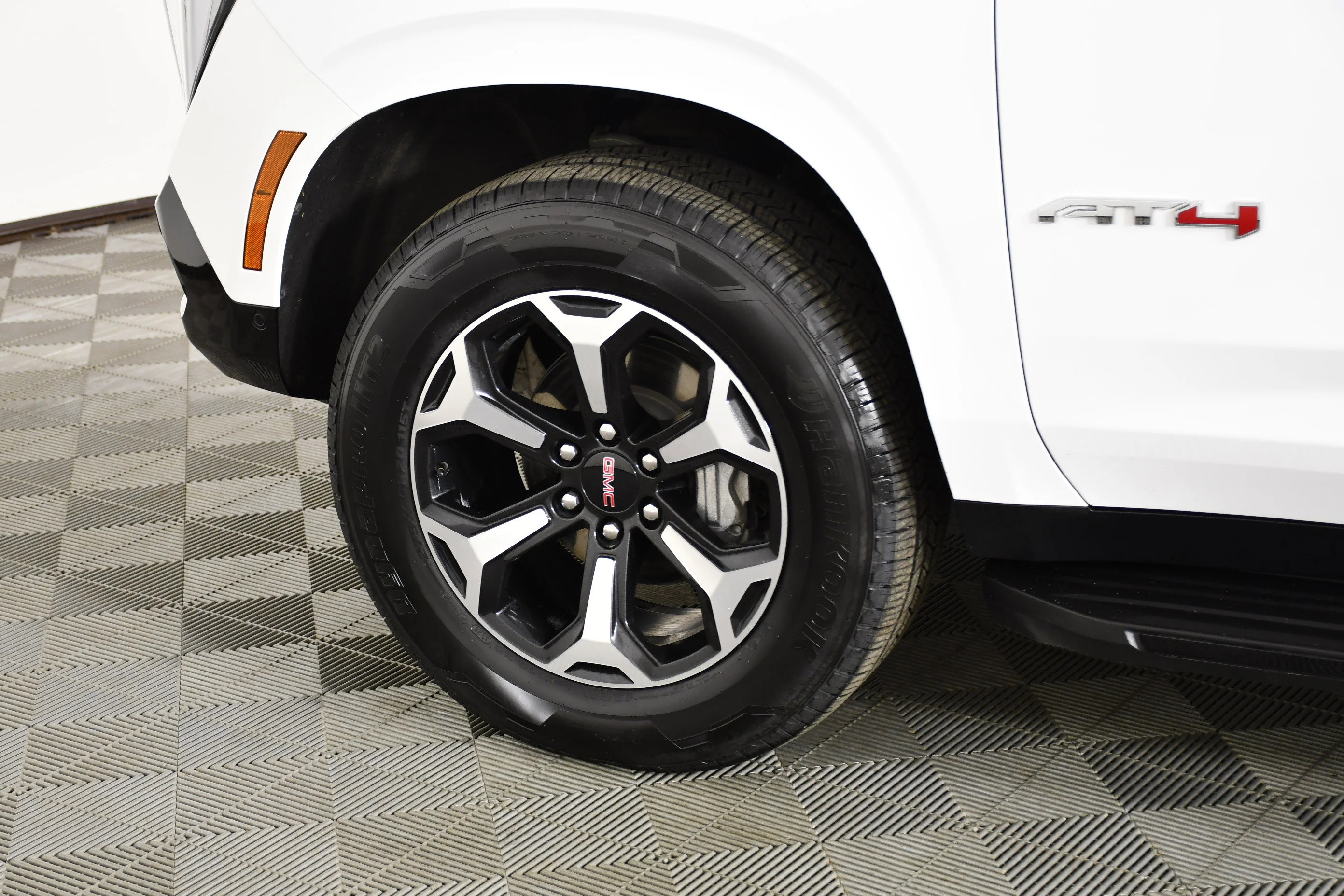 Used 2025 Summit White GMC AT4 image 57