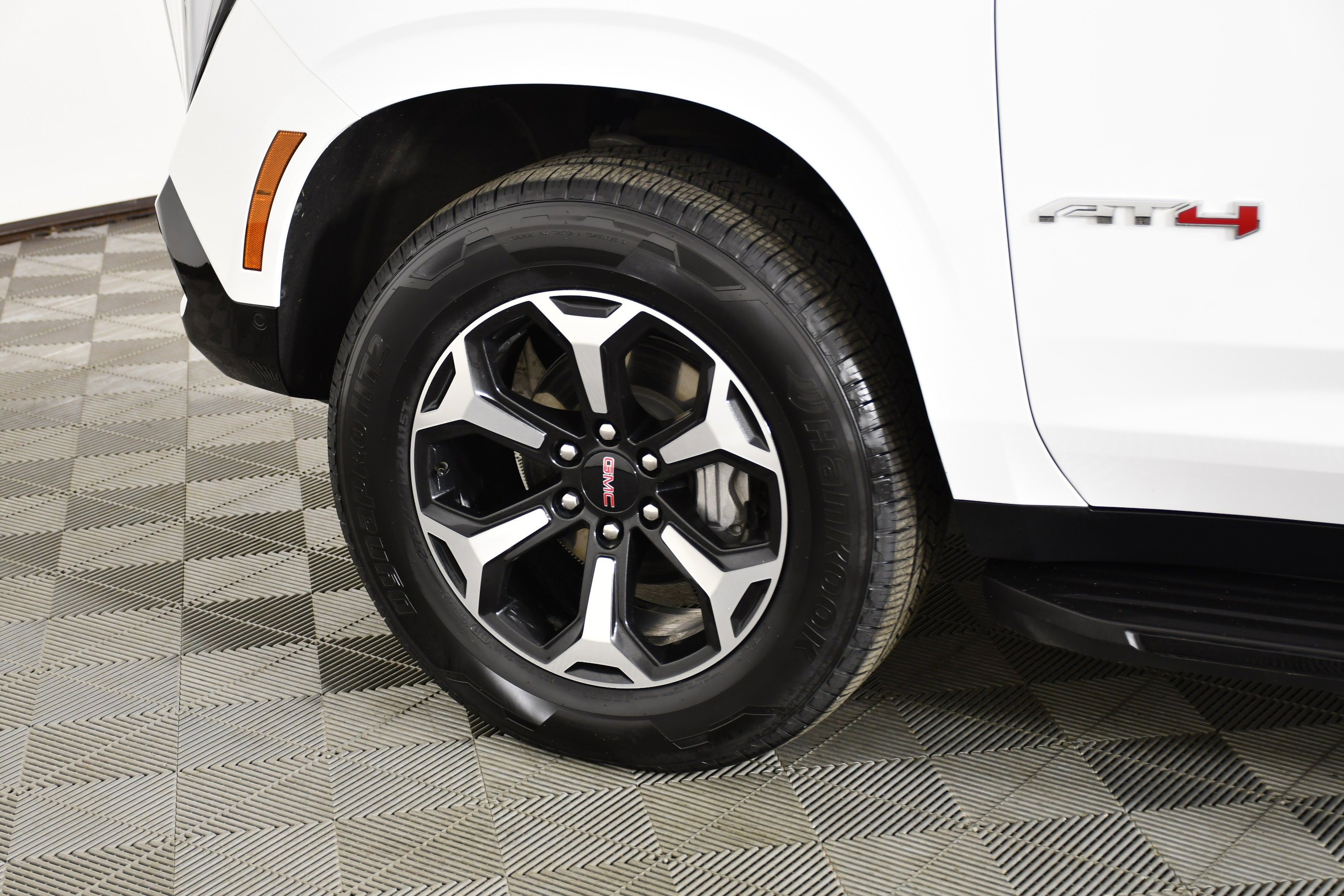 Used 2025 Summit White GMC AT4 image 57