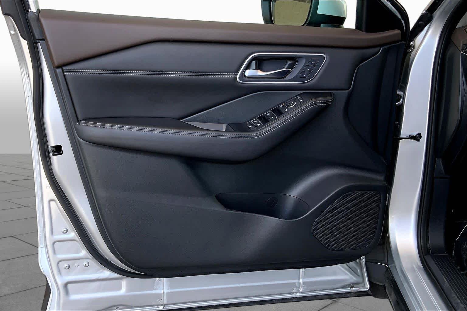 Used 2021 Brilliant Silver Metallic Nissan SL image 22