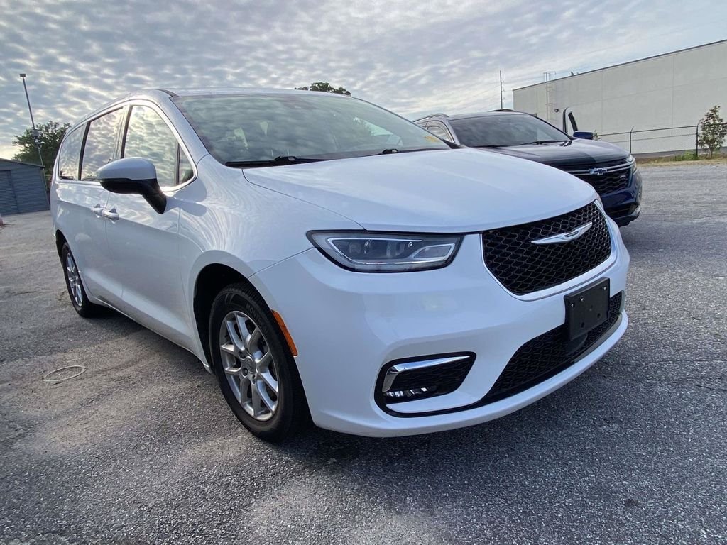 2023 Chrysler Pacifica Touring L's photo