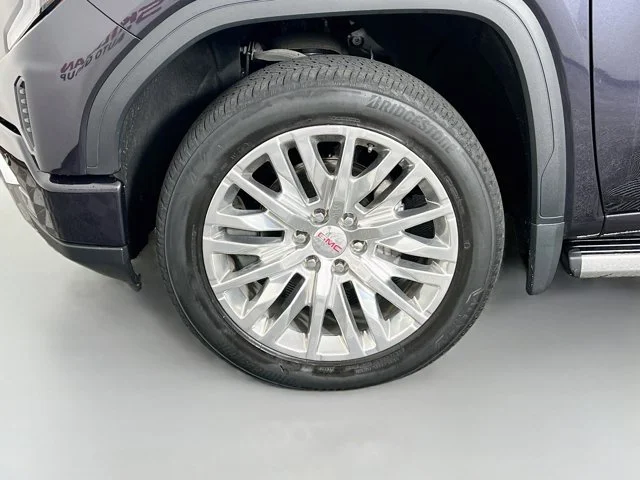 Used 2022 Silver GMC Denali image 29