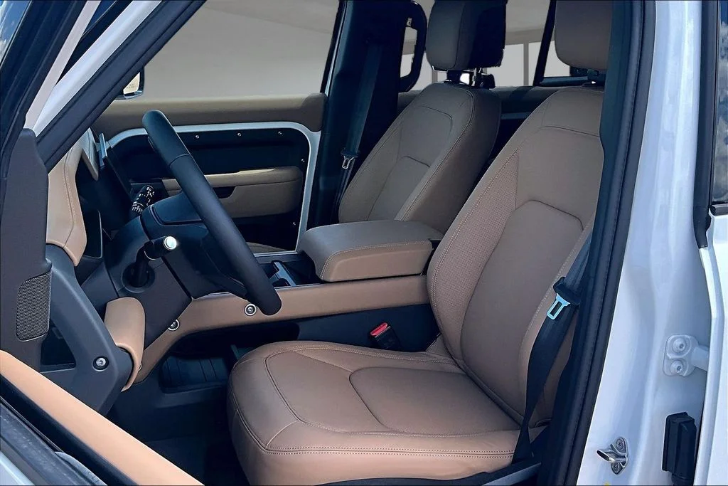 New 2026 White Land Rover X-Dynamic SE image 9