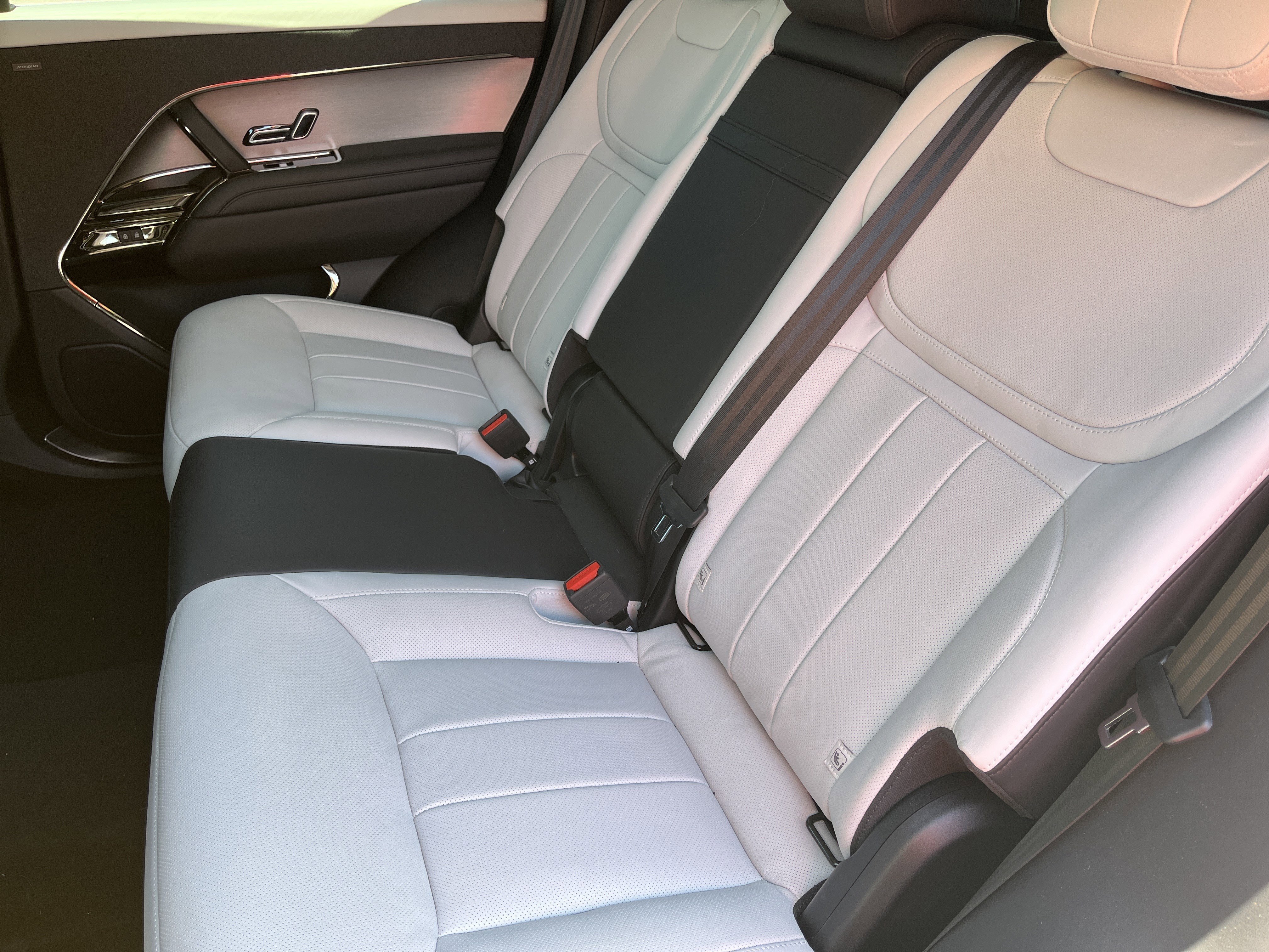 Used 2024 Fuji White Land Rover Dynamic SE image 16