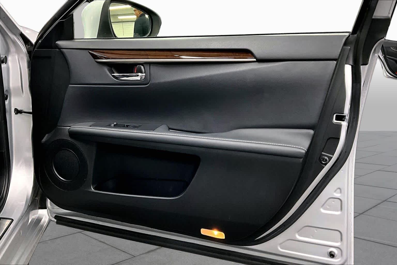 Used 2014 Silver Lining Metallic Lexus  image 22