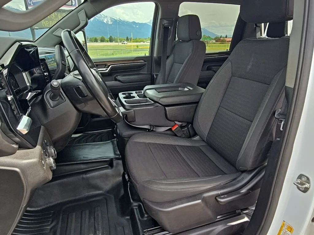 Used 2024 Summit White Chevrolet LT image 17