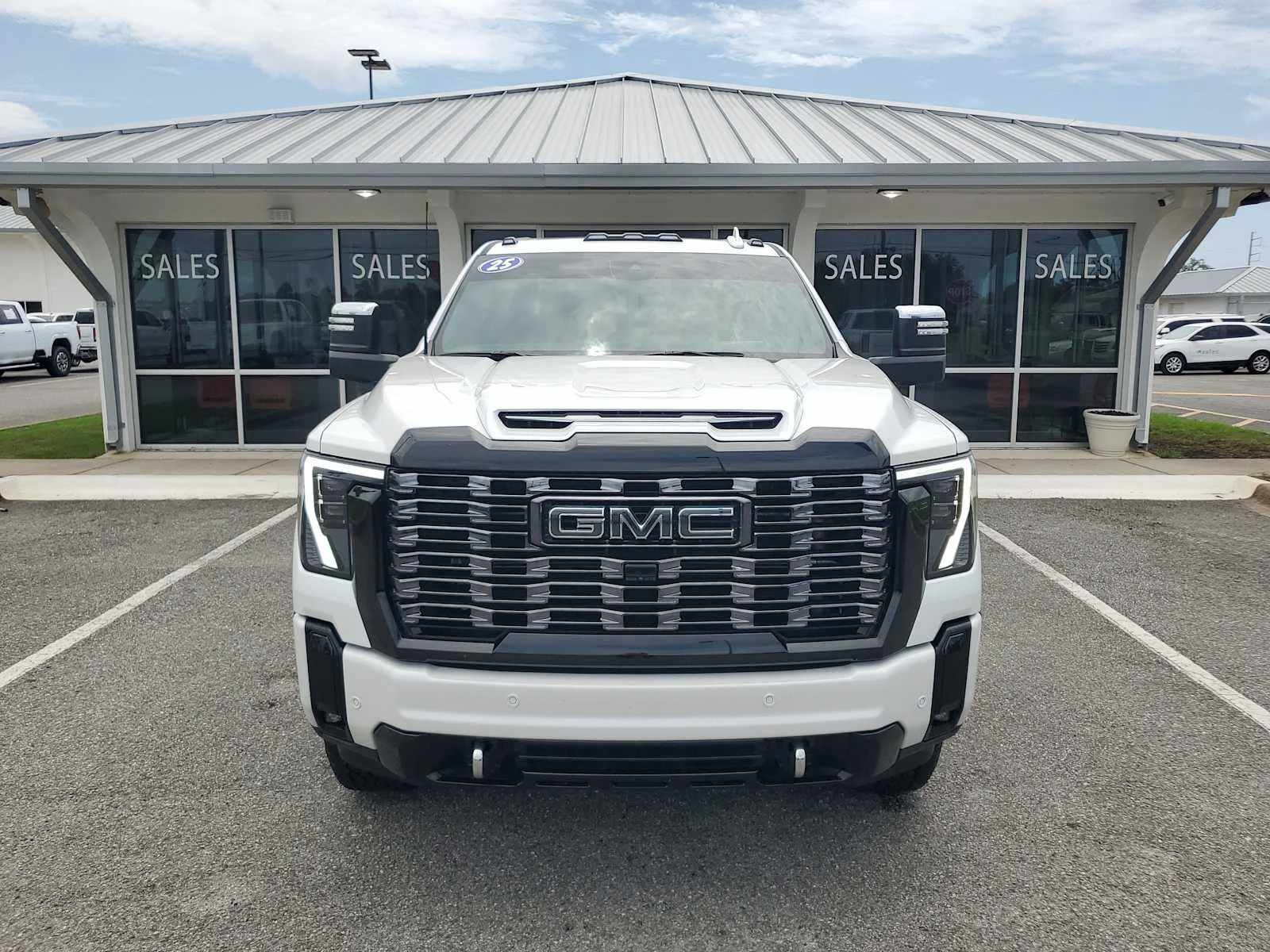 Used 2025 White Frost Tricoat GMC Denali Ultimate image 12