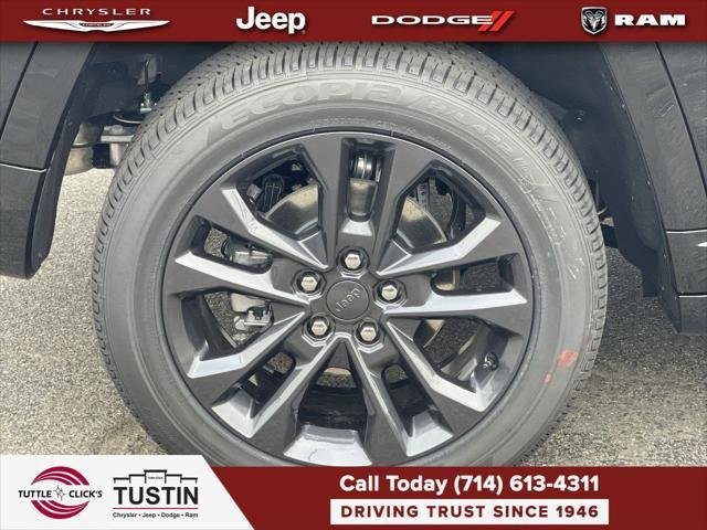 New 2026 Diamond Black Crystal Pearl-Coat Exterior Paint Jeep Limited image 11