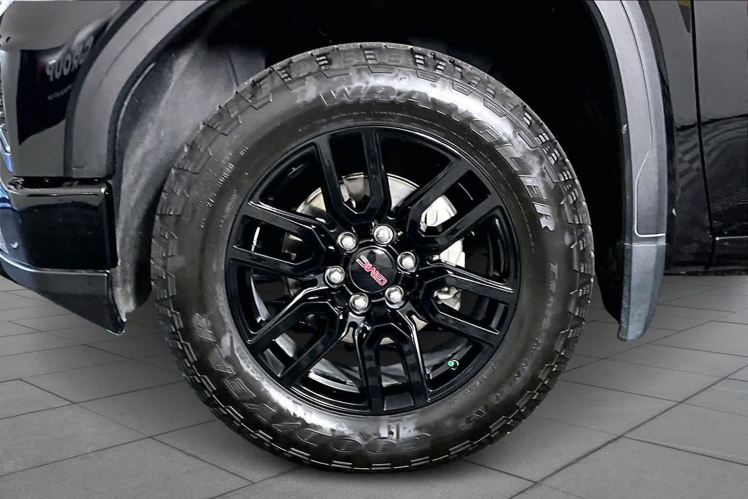 Used 2024 Onyx Black GMC Elevation image 11