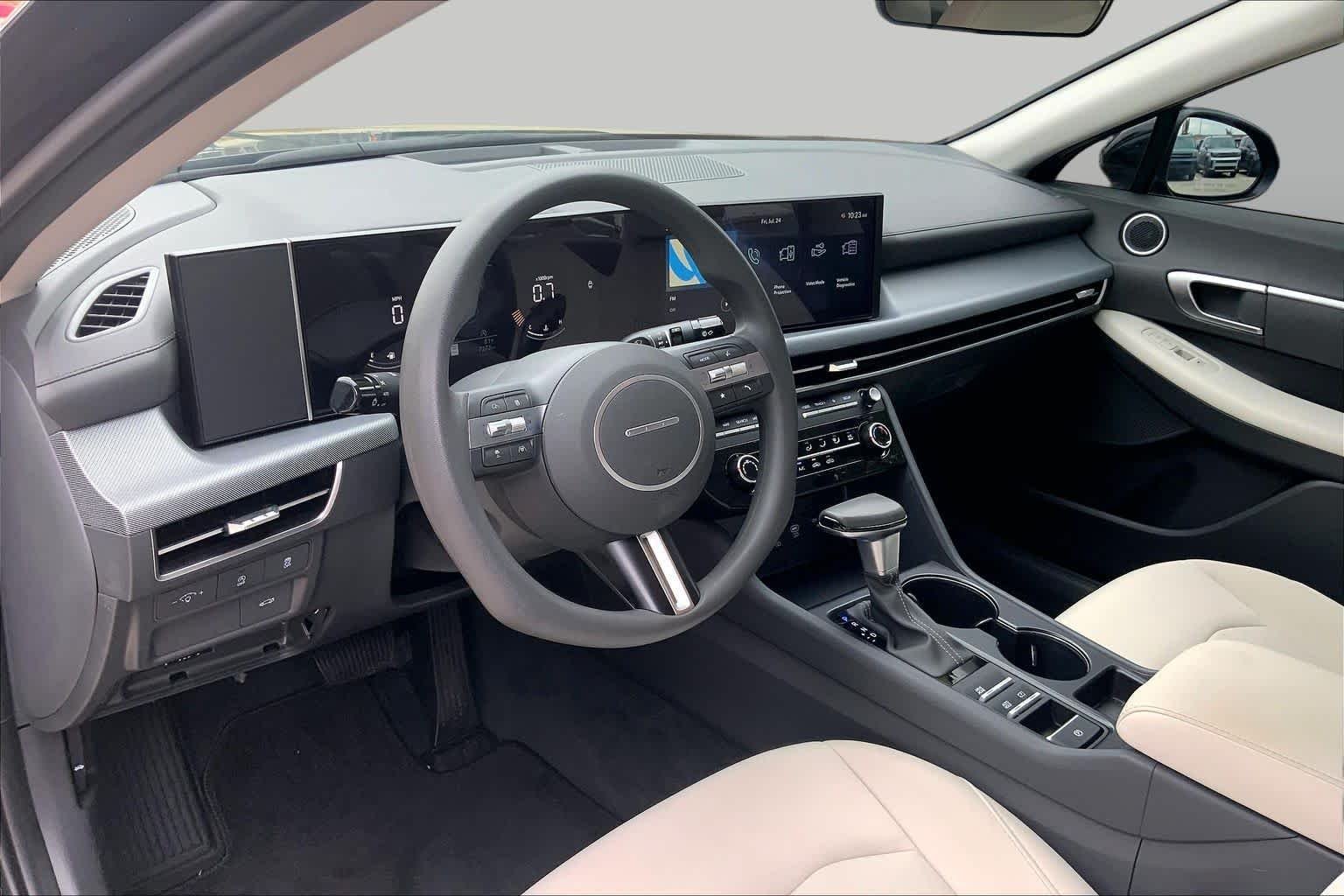 Used 2025 Abyss Black Hyundai SE image 17