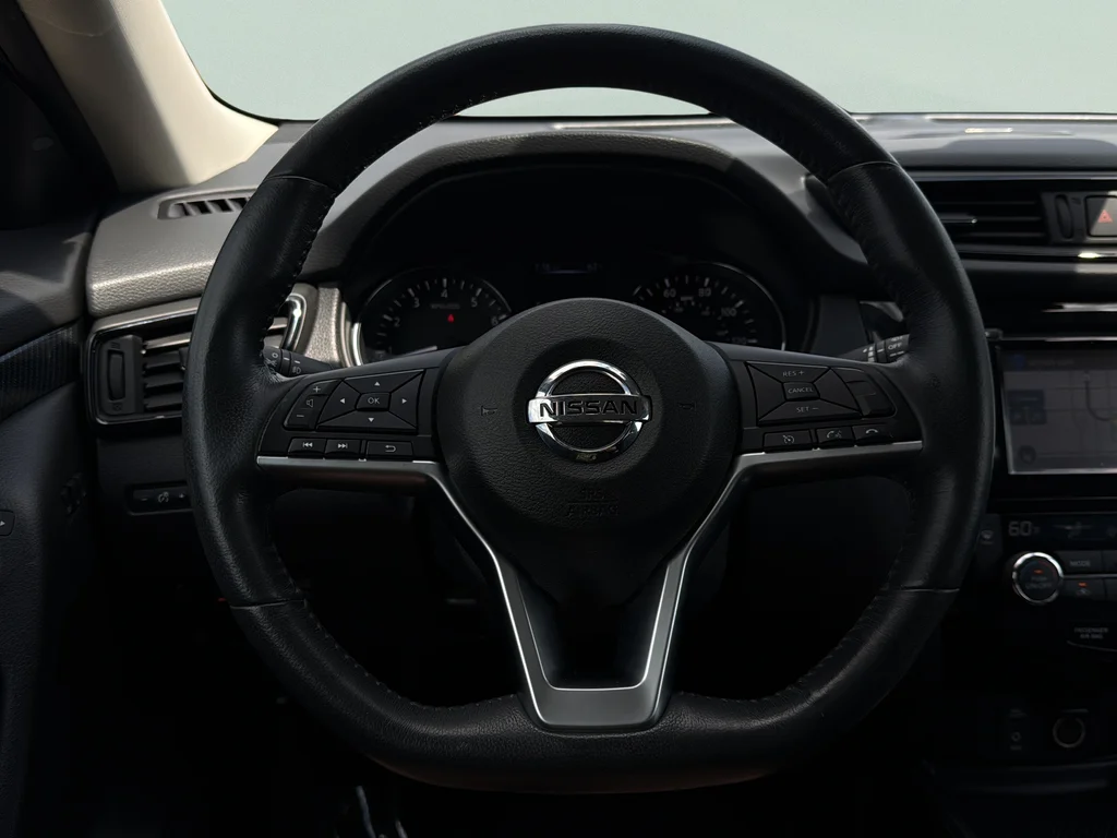 Used 2017 Midnight Jade Nissan SL image 31