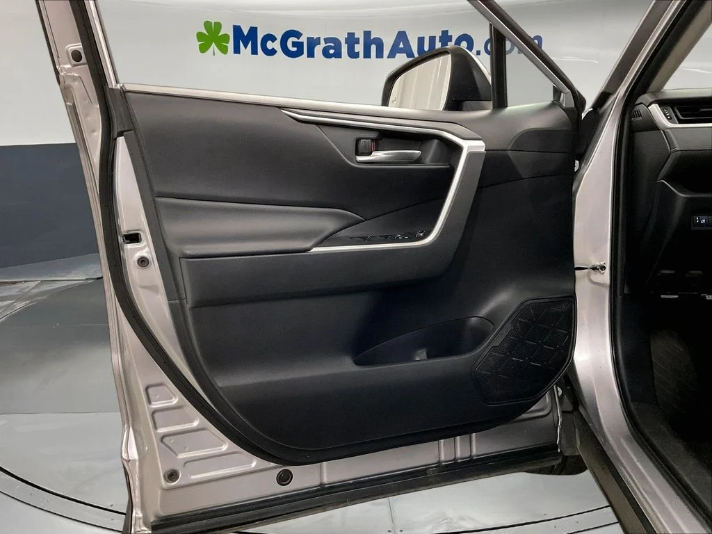Used 2020 Silver Toyota XLE image 27