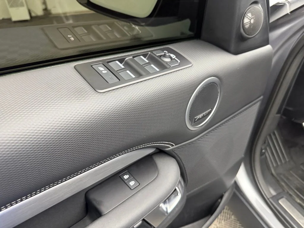 Used 2023  Land Rover S R-Dynamic image 19