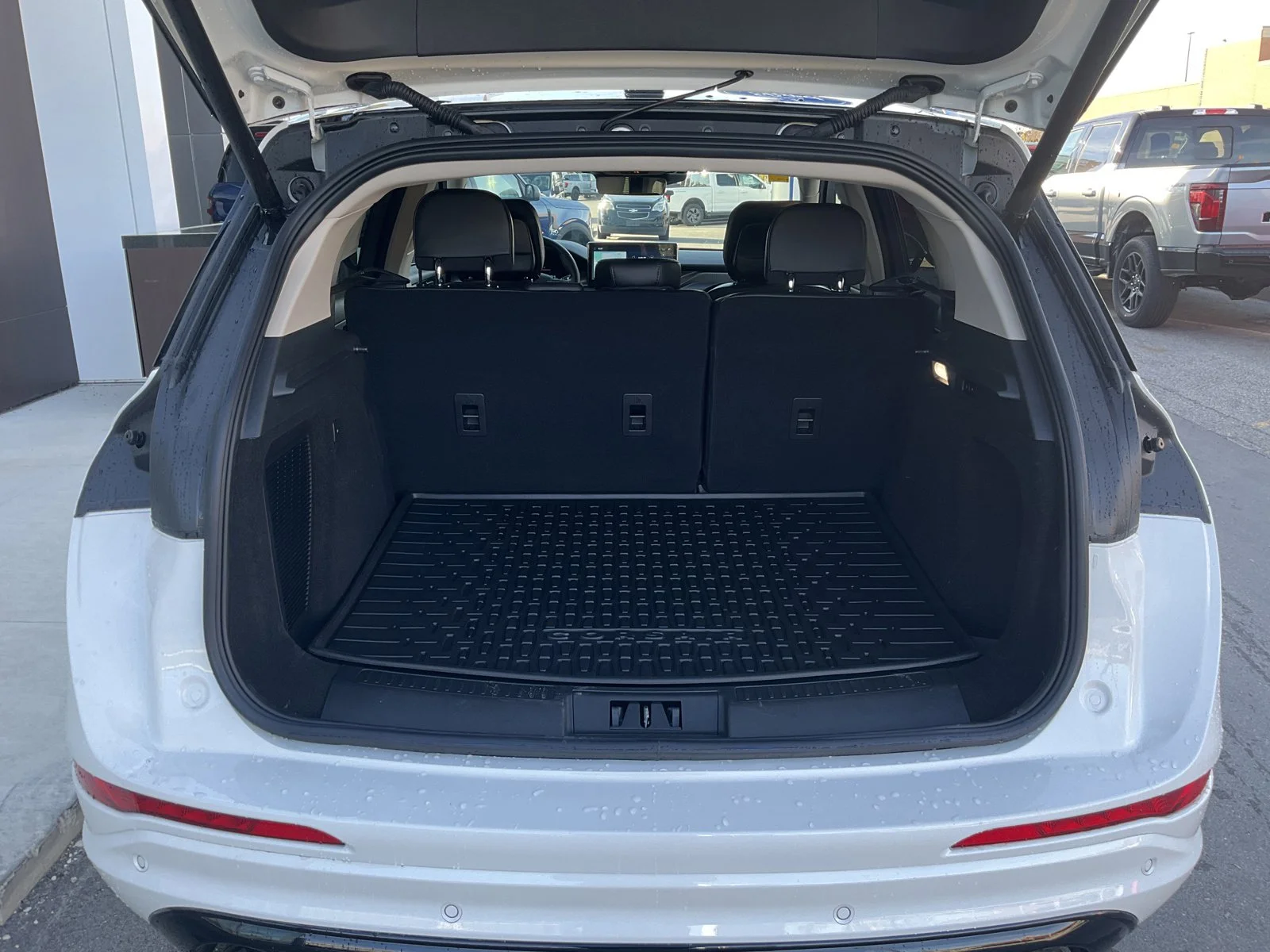 New 2024 PRISTINE WHITE MET 3C Lincoln Grand Touring image 11