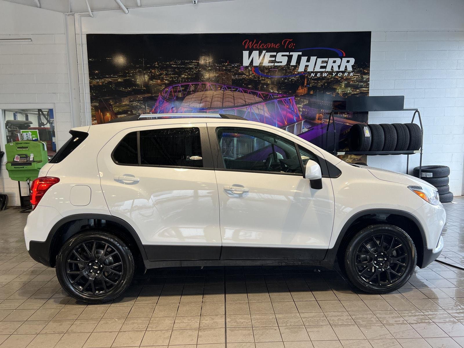 Used 2022 SUMMIT WHITE Chevrolet LT image 7