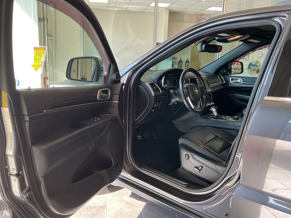 Used 2019 Gray Jeep Limited image 13