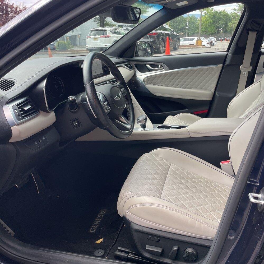 Used 2023 Capri Blue Genesis 3.3T image 4