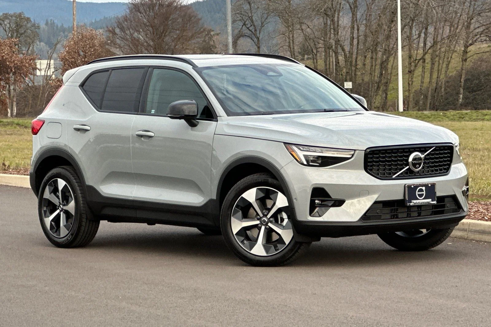 2026 Volvo XC40 B5 Plus Dark AWD's photo