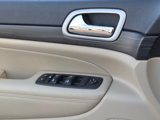Used 2020 White Jeep Laredo E image 27