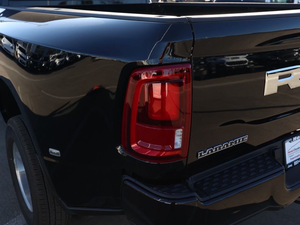 New 2026 Diamond Black Crystal Pearl-Coat Exterior Paint RAM Laramie image 6