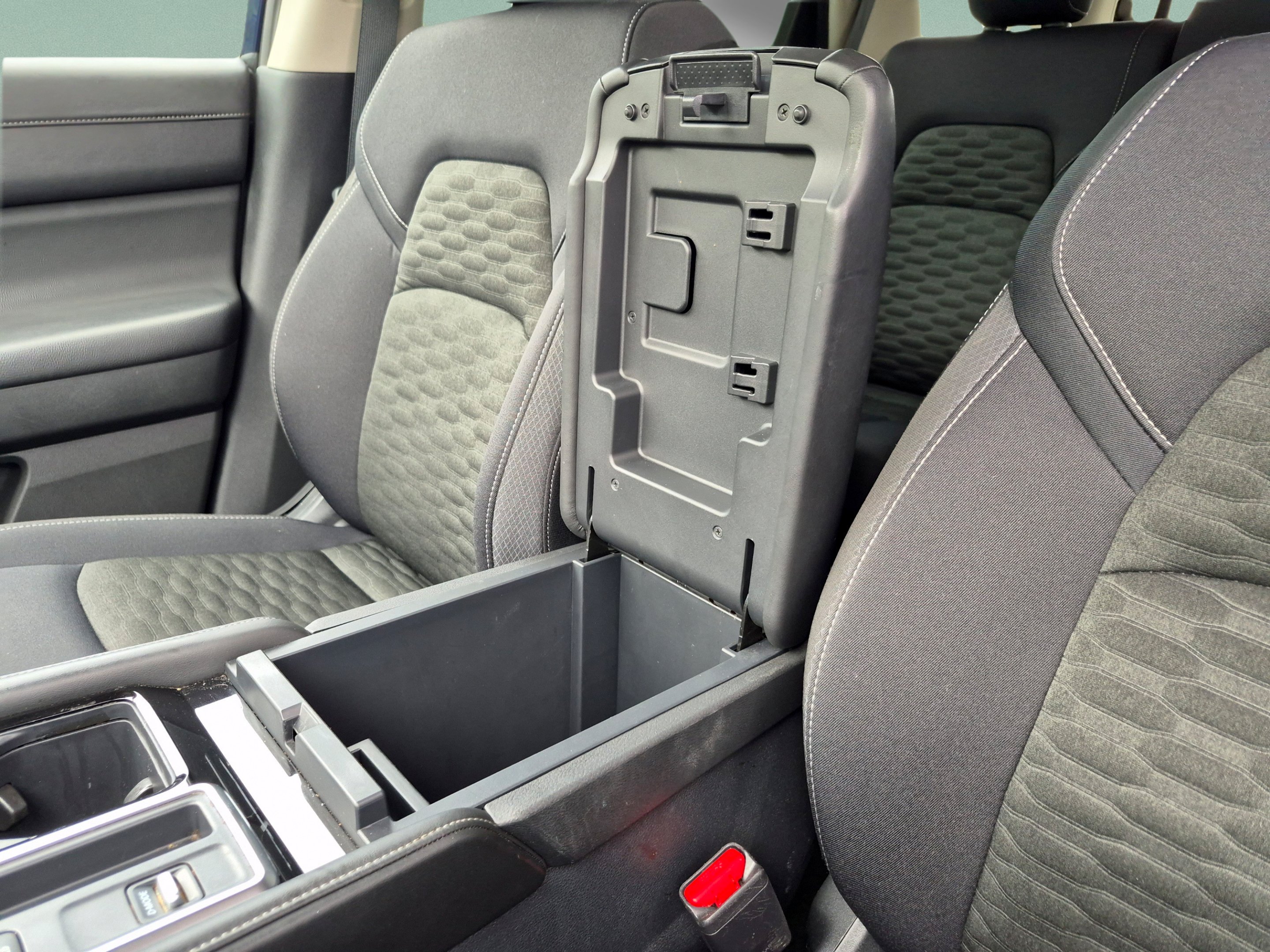 2025 Nissan Pathfinder SV - Photo 28