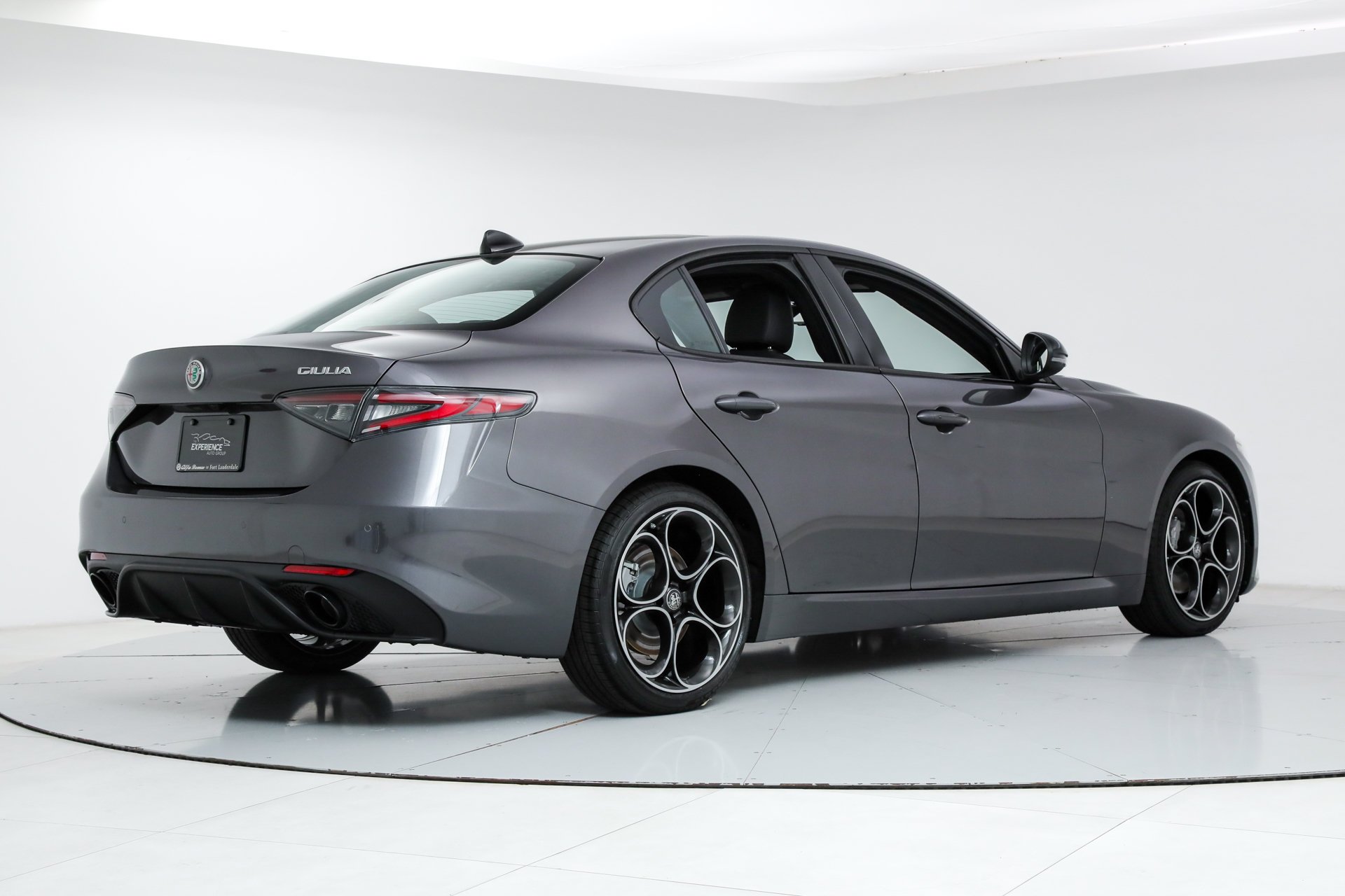New 2025 Vesuvio Gray Metallic Exterior Paint Alfa Romeo  image 5