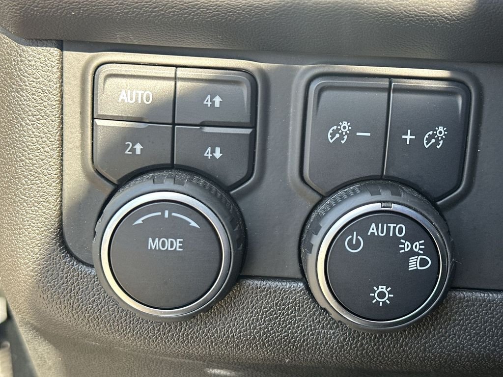 Used 2022 Black Chevrolet Z71 image 25