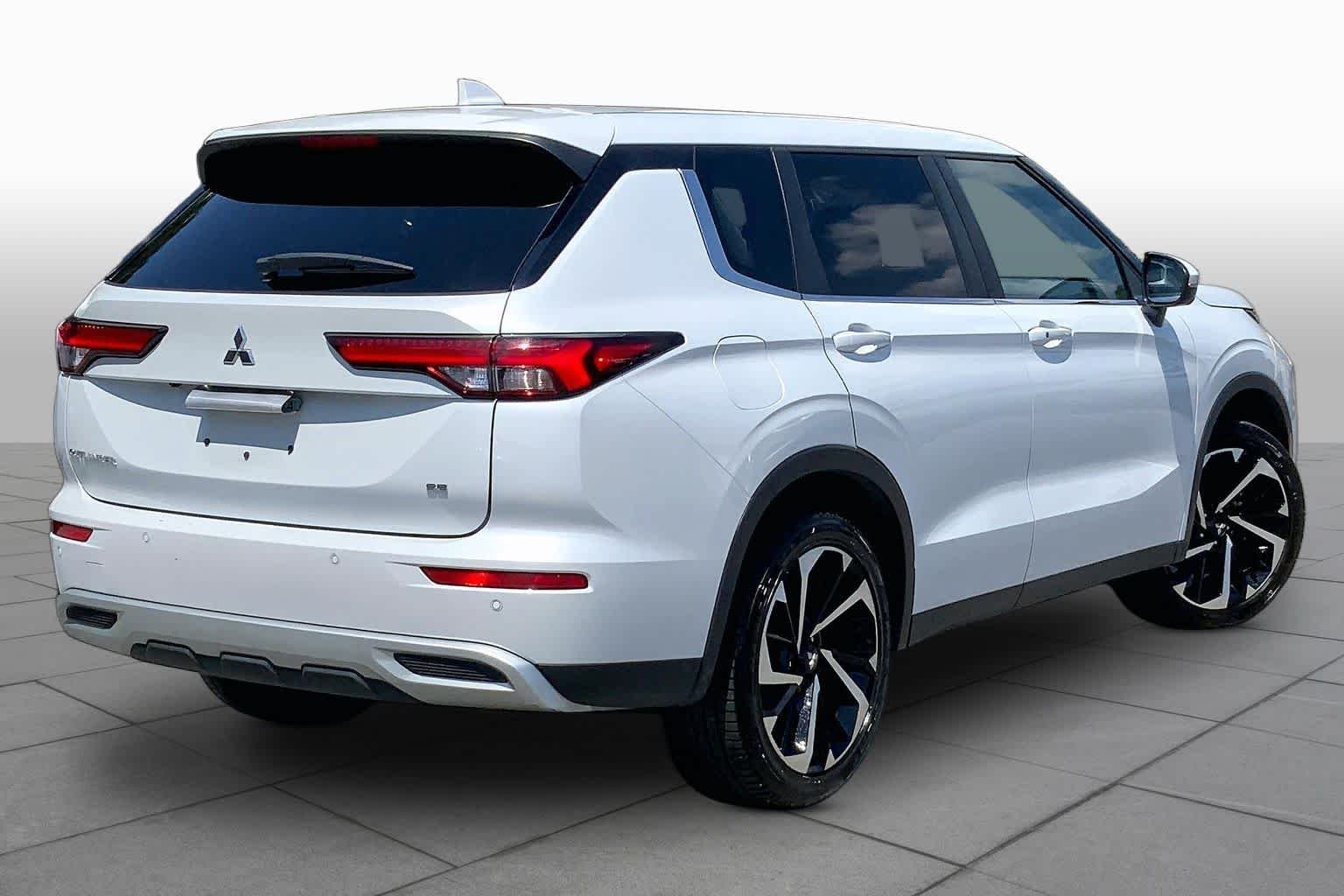 Used 2024 White Diamond Mitsubishi SE image 12