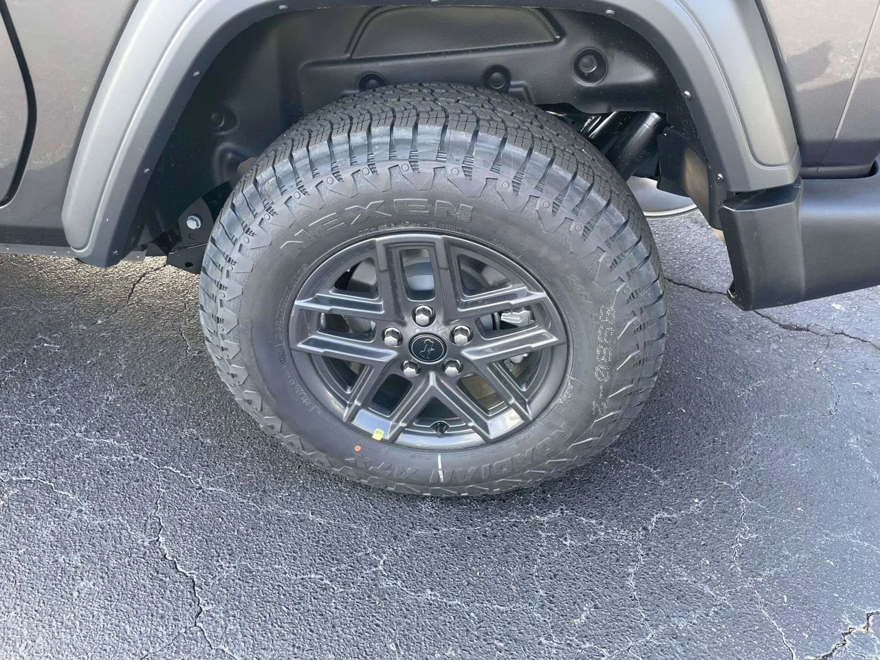 New 2026 Granite Crystal Metallic Clear-Coat Exterior Paint Jeep Sport S image 36