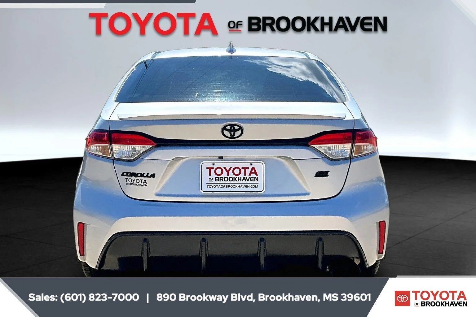 Used 2024 Classic Silver Metallic Toyota SE image 4
