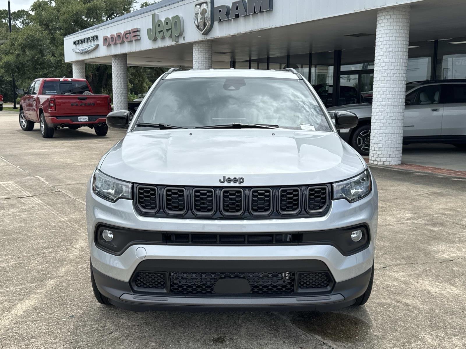 New 2026 Silver Zynith Metallic Clear-Coat Exterior Paint Jeep Latitude Altitude image 2