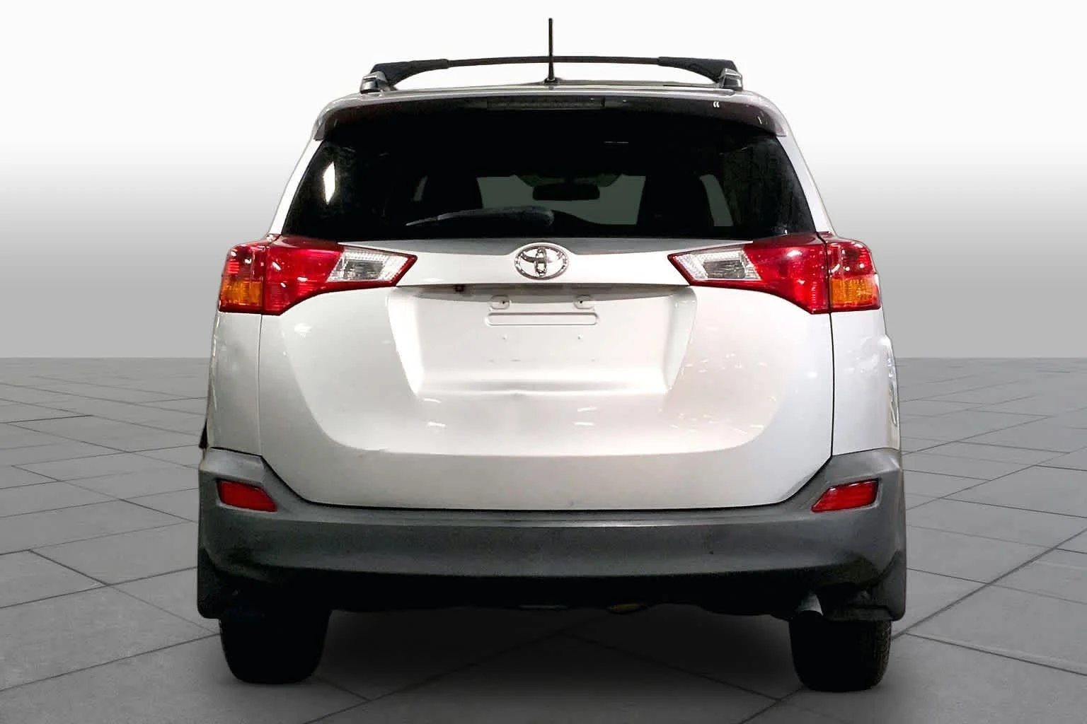 Used 2013 Classic Silver Metallic Toyota LE image 5