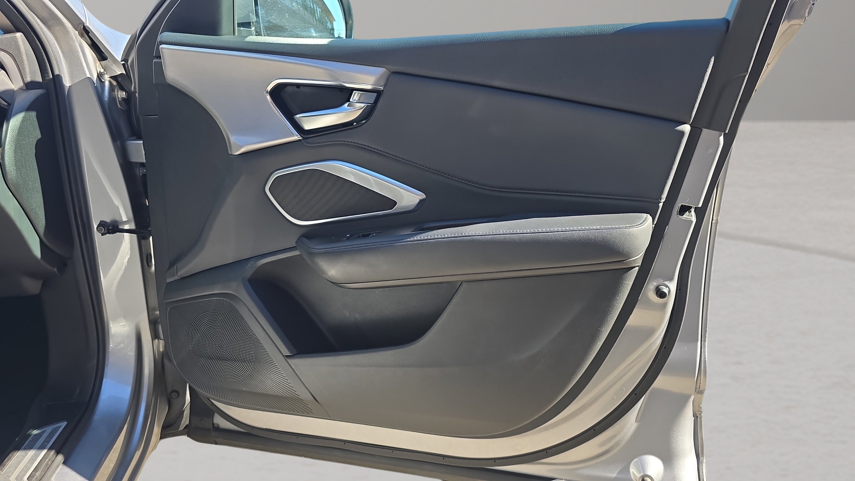 Used 2019 Silver Acura SH-AWD image 24
