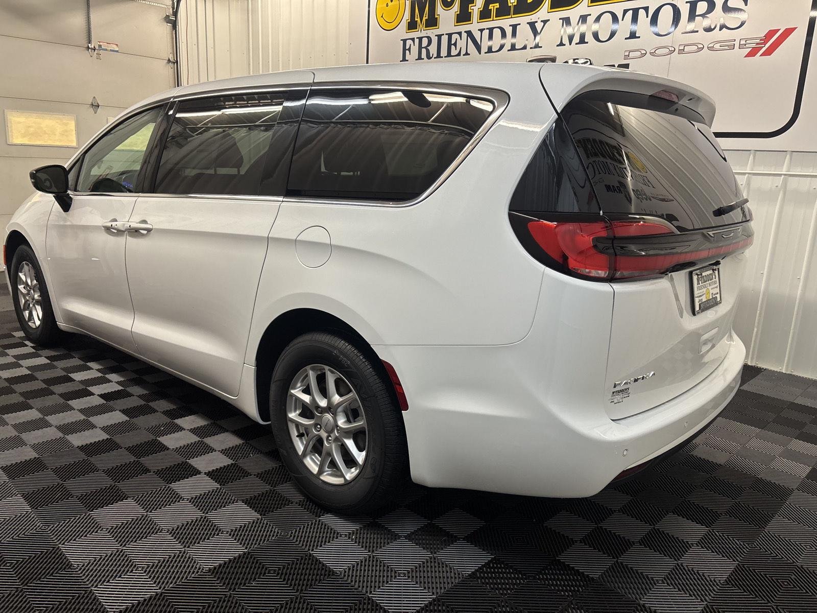 New 2027 Bright White Clear-Coat Paint Chrysler Select image 8
