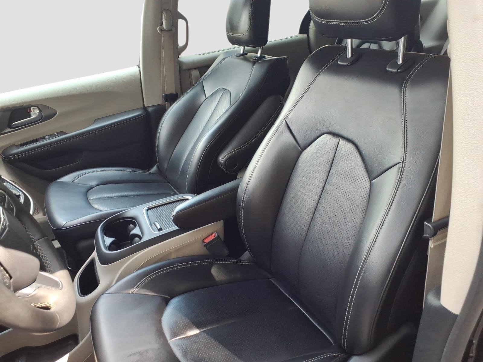 Used 2023 Brilliant Black Crystal Pearlcoat Chrysler Touring L image 13