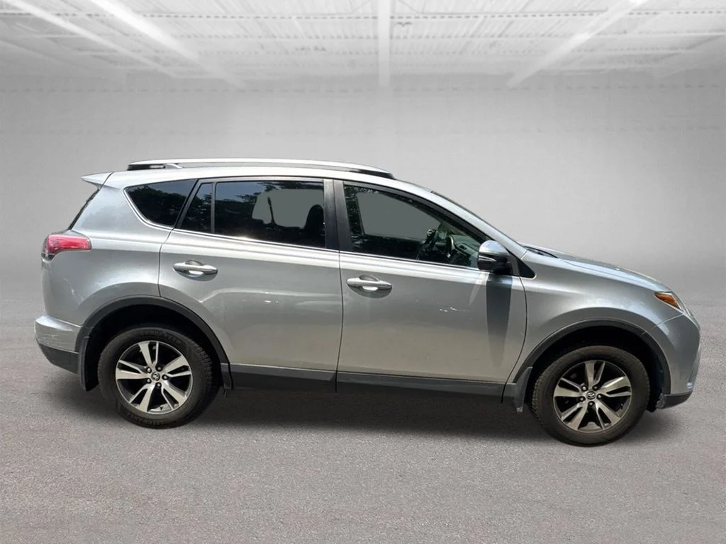 Used 2018 Silver Toyota XLE image 7