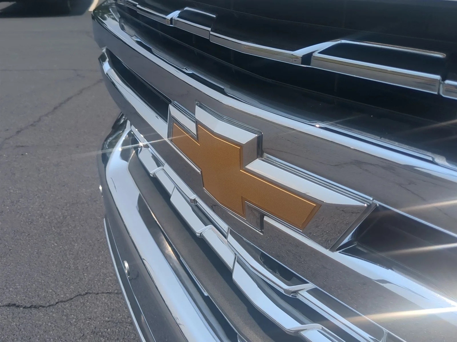 Used 2022 Iridescent Pearl Tricoat Chevrolet LTZ image 32