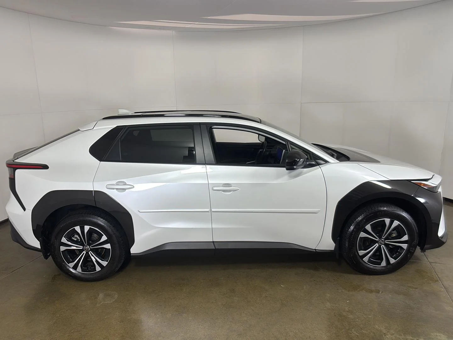 Used 2023 Wind Chill Pearl Toyota XLE image 9