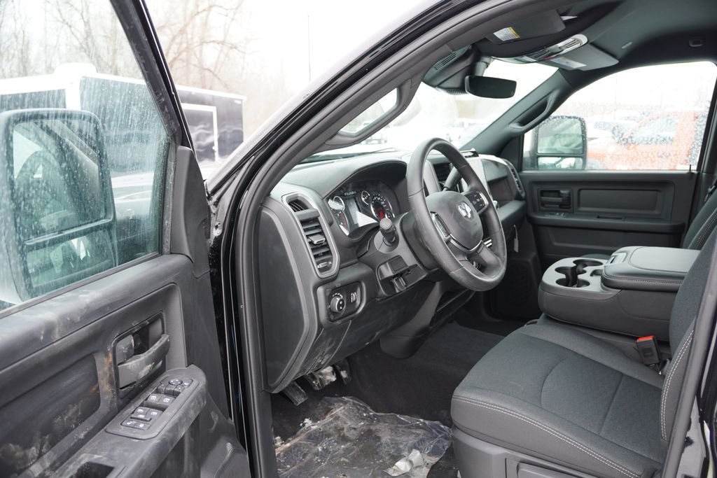 New 2026 Diamond Black Crystal Pearl-Coat Exterior Paint RAM Tradesman image 11
